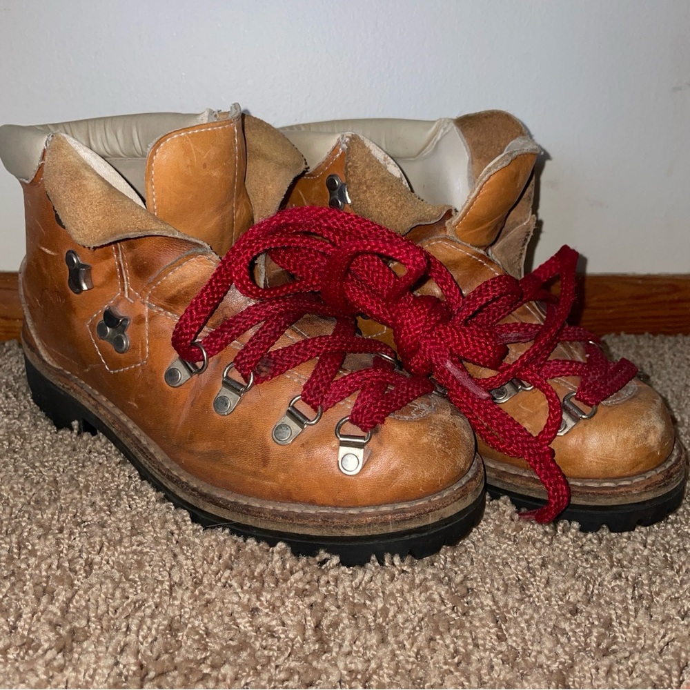 Vibram Cream and Tan Leather Work Shoe Interior/Hiking/Wilderness/RED LACESโ